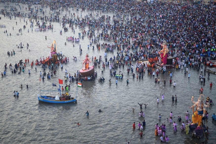 रविवारी सकाळपासूनच मुंबईकरांनी गणपती बाप्पाच्या विसर्जनासाठी गिरगांव चौपाटीवर गर्दी केली होती. रविवारी सकाळपासूनच मुंबईकरांनी गणपती बाप्पाच्या विसर्जनासाठी गिरगांव चौपाटीवर गर्दी केली होती.