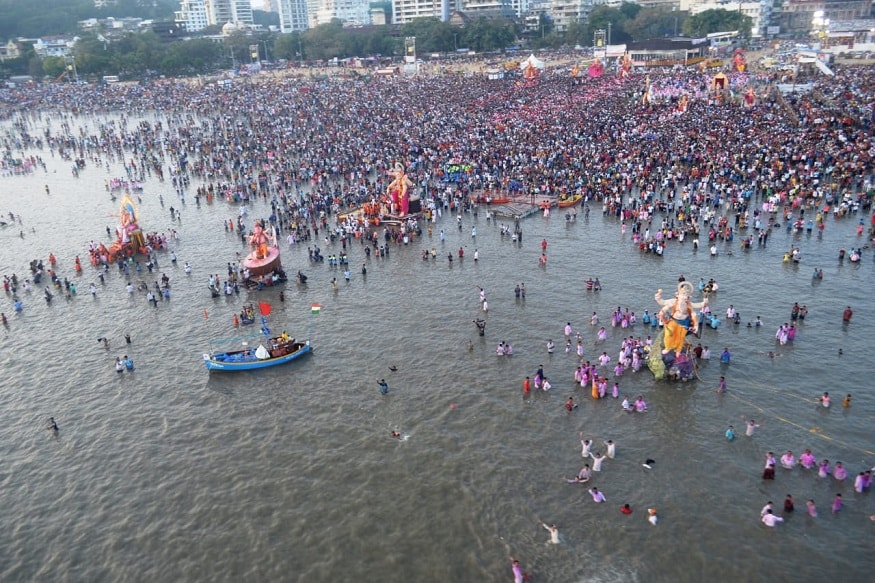 विसर्जन मिरवणुकीदरम्यान समाजकंटकांकडून कोणताही गैरप्रकार होऊ नये याची विशेष दक्षता घेण्यात आली होती. विसर्जन मिरवणुकीदरम्यान समाजकंटकांकडून कोणताही गैरप्रकार होऊ नये याची विशेष दक्षता घेण्यात आली होती.