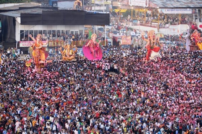 10 दिवसांच्या धामधुमीनंतर गणेश मंडळांनी बाप्पांच्या भव्य मुर्ती विसर्जनासाठी गिरगाव चौपाटीवर आणल्या होत्या. 10 दिवसांच्या धामधुमीनंतर गणेश मंडळांनी बाप्पांच्या भव्य मुर्ती विसर्जनासाठी गिरगाव चौपाटीवर आणल्या होत्या.