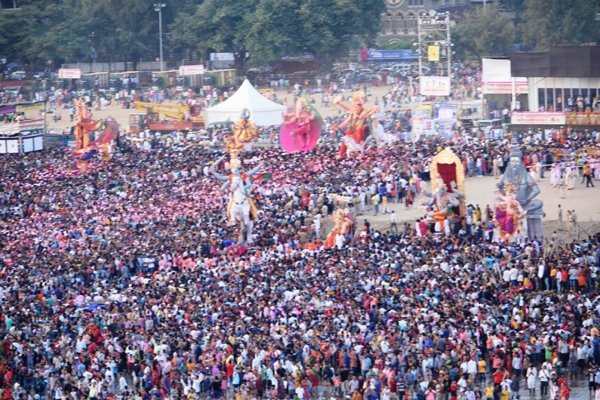 10 दिवसांच्या धामधुमीनंतर गणेश मंडळांनी बाप्पांच्या भव्य मुर्ती विसर्जनासाठी गिरगाव चौपाटीवर आणल्या होत्या. 10 दिवसांच्या धामधुमीनंतर गणेश मंडळांनी बाप्पांच्या भव्य मुर्ती विसर्जनासाठी गिरगाव चौपाटीवर आणल्या होत्या.