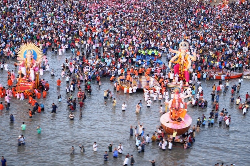 10 दिवसांच्या धामधुमीनंतर गणेश मंडळांनी बाप्पांच्या भव्य मुर्ती विसर्जनासाठी गिरगाव चौपाटीवर आणल्या होत्या. 10 दिवसांच्या धामधुमीनंतर गणेश मंडळांनी बाप्पांच्या भव्य मुर्ती विसर्जनासाठी गिरगाव चौपाटीवर आणल्या होत्या.