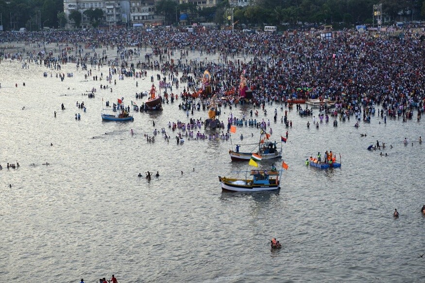 रविवारी सकाळपासूनच मुंबईकरांनी गणपती बाप्पाच्या विसर्जनासाठी गिरगांव चौपाटीवर गर्दी केली होती. रविवारी सकाळपासूनच मुंबईकरांनी गणपती बाप्पाच्या विसर्जनासाठी गिरगांव चौपाटीवर गर्दी केली होती.