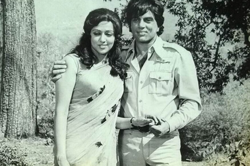 हेमामालिनी आणि धर्मेंद्रची प्रेमकथा गाजलीच. धर्मेंद्रनं हेमामालिनीशी दुसरं लग्न केलं. तेव्हा त्यांच्यात 13 वर्षांचं अंतर होतं. हेमामालिनी आणि धर्मेंद्रची प्रेमकथा गाजलीच. धर्मेंद्रनं हेमामालिनीशी दुसरं लग्न केलं. तेव्हा त्यांच्यात 13 वर्षांचं अंतर होतं.