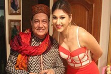 Big Boss 12 : जसलीननं सगळ्यांसमोर केलं अनुप जलोटांना किस, VIDEO व्हायरल