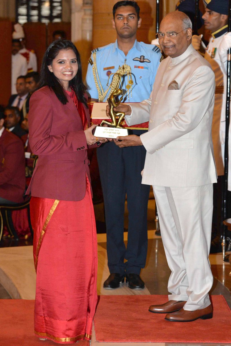 नीलकुर्ची सिक्की रेड्डीला बॅडमिंटनमध्ये चांगली कामगिरी केल्याबद्दल २०१८ साठीचा अर्जून पुरस्कार पुरस्काराने सन्मानित करण्यात आलं. नीलकुर्ची सिक्की रेड्डीला बॅडमिंटनमध्ये चांगली कामगिरी केल्याबद्दल २०१८ साठीचा अर्जून पुरस्कार पुरस्काराने सन्मानित करण्यात आलं.