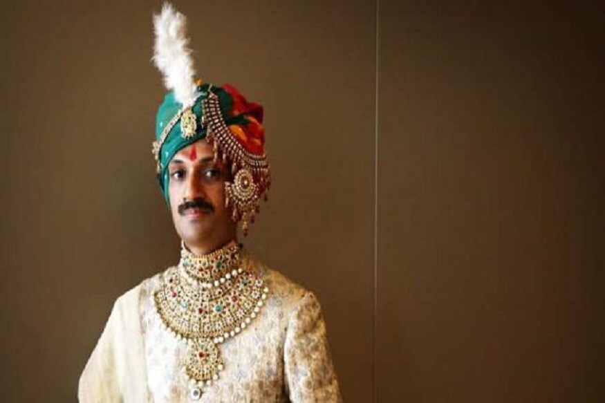मानवेंद्र सिंह गोहिल हे गुजरातमधल्या राजपिपलाचे महाराज आहेत. राजे मानवेंद्र यांनी काही वर्षांपूर्वी आपण गे असल्याचं जाहीरपणे कबूल केलं. भारतीय राजघराण्यातल्या व्यक्तीने आपण समलिंगी असल्याचे जाहीरपणे सांगण्याची ती पहिलीच वेळ होती. त्यांचा जन्म राजस्थानच्या अजमेरचा आहे. मानवेंद्र सिंह गोहिल हे गुजरातमधल्या राजपिपलाचे महाराज आहेत. राजे मानवेंद्र यांनी काही वर्षांपूर्वी आपण गे असल्याचं जाहीरपणे कबूल केलं. भारतीय राजघराण्यातल्या व्यक्तीने आपण समलिंगी असल्याचे जाहीरपणे सांगण्याची ती पहिलीच वेळ होती. त्यांचा जन्म राजस्थानच्या अजमेरचा आहे.