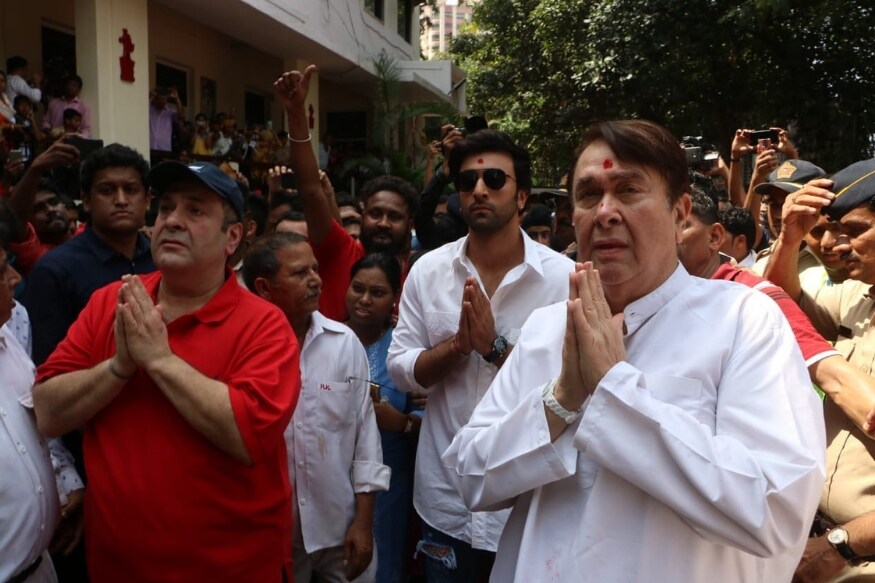 आर के स्टुडिओच्या गणपतीचं मोठं प्रस्थ. पण या वर्षीचा गणपती शेवटचा. त्यामुळे विसर्जनाला कपूर कुटुंब भावुक झाले होते. आर के स्टुडिओच्या गणपतीचं मोठं प्रस्थ. पण या वर्षीचा गणपती शेवटचा. त्यामुळे विसर्जनाला कपूर कुटुंब भावुक झाले होते.