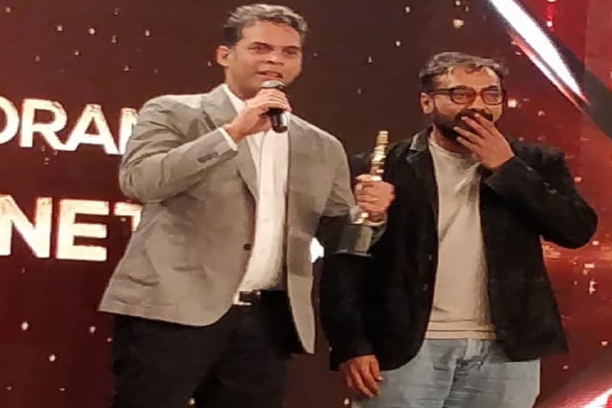 सध्या जमाना आहे वेब सीरिजचा. त्यासाठीच न्यूज18नं आयरिल अॅवाॅर्डचं आयोजन केलं होतं. आणि सर्वात जास्त पुरस्कार मिळवून गेली सेक्रेड गेम्स ही वेब सीरिज. या सीरिजनं 5 पुरस्कार पटकावले. सध्या जमाना आहे वेब सीरिजचा. त्यासाठीच न्यूज18नं आयरिल अॅवाॅर्डचं आयोजन केलं होतं. आणि सर्वात जास्त पुरस्कार मिळवून गेली सेक्रेड गेम्स ही वेब सीरिज. या सीरिजनं 5 पुरस्कार पटकावले.