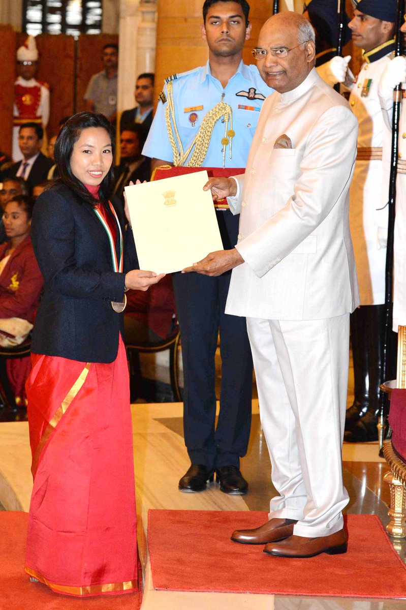 वेटलिफ्टिंगमध्ये उत्कृष्ट प्रदर्शन केल्याने सेखोम मिराबाई चानूला २०१८ साठी राजीव गांधी खेल रत्न पुरस्काराने सन्मानित करण्यात आलं. वेटलिफ्टिंगमध्ये उत्कृष्ट प्रदर्शन केल्याने सेखोम मिराबाई चानूला २०१८ साठी राजीव गांधी खेल रत्न पुरस्काराने सन्मानित करण्यात आलं.