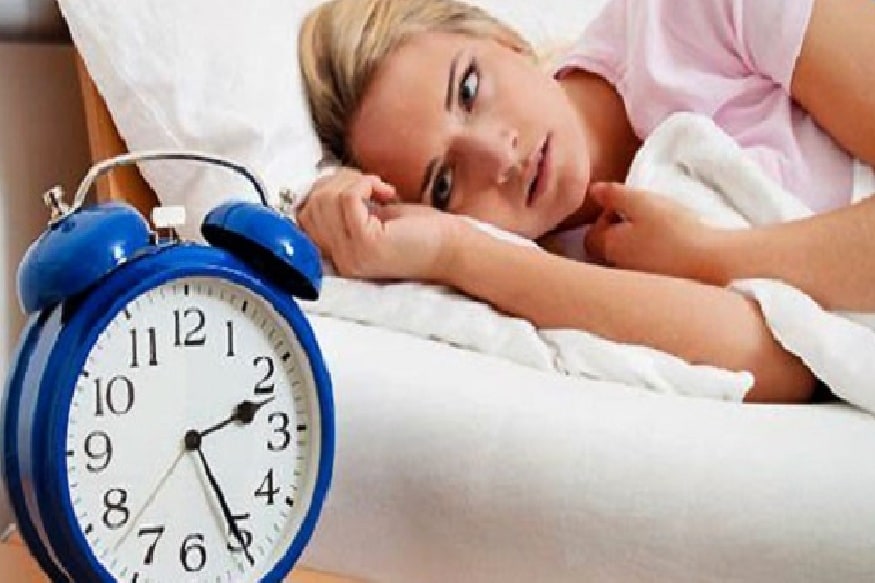 नेहमी घड्याळ्याकडे लक्ष असणं – ज्या लोकांना रात्री झोप येत नाही त्यांचं रात्री सारखं घड्याळाकडे लक्ष असतं. अशी लोकं झोप लागावी म्हणून रात्री 9-9:30 वाजताच झोपून जातात. पण झोप न येण्याच्या सवयीमुळे तासा दोन तासातच त्यांची झोप मोडते. एकदा का झोपमोड झाली की असे लोक रात्री वारंवार उठून वेळ पहातात. नेहमी घड्याळ्याकडे लक्ष असणं – ज्या लोकांना रात्री झोप येत नाही त्यांचं रात्री सारखं घड्याळाकडे लक्ष असतं. अशी लोकं झोप लागावी म्हणून रात्री 9-9:30 वाजताच झोपून जातात. पण झोप न येण्याच्या सवयीमुळे तासा दोन तासातच त्यांची झोप मोडते. एकदा का झोपमोड झाली की असे लोक रात्री वारंवार उठून वेळ पहातात.