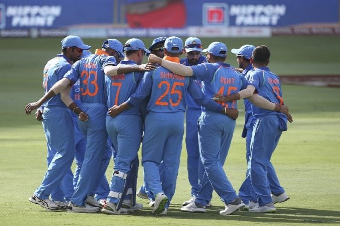 वर्षभरातनंतर भारत आणि पाकिस्तान दोन्ही संघ आमनेसामने आले. भारताने चॅम्पियन ट्राॅफीतला पराभवाचा वचपा काढत दणदणीत विजय मिळवला. भारताने आशिया कपमध्ये पाकिस्तानचा आठ गडी राखून पराभव केला. भारता भारताचा हा सलग दुसरा विजय आहे. या विजयात टीम इंडियाच्या पाच खेळाडूंनी खारीचा वाटा उचलला. वर्षभरातनंतर भारत आणि पाकिस्तान दोन्ही संघ आमनेसामने आले. भारताने चॅम्पियन ट्राॅफीतला पराभवाचा वचपा काढत दणदणीत विजय मिळवला. भारताने आशिया कपमध्ये पाकिस्तानचा आठ गडी राखून पराभव केला. भारता भारताचा हा सलग दुसरा विजय आहे. या विजयात टीम इंडियाच्या पाच खेळाडूंनी खारीचा वाटा उचलला.