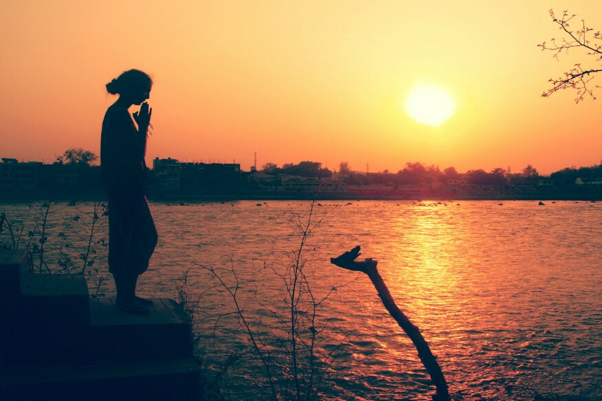 पूर्वज आपल्या येणाऱ्या पिढीला लक्षात घेत अनेक कार्य करत असतात. त्यात काही गोष्टी नशीबाच्या असतात तर काही जमीन-जुमल्याच्या. पूर्वजांनी केलेलं कर्ज उतरवण्यासाठी सनातन धर्मात पितृपक्षला सगळ्यात मोठं स्थान आहे. यावेळी आपल्याला काही गोष्टींवर लक्ष ठेवणं गरजेच आहे. पूर्वज आपल्या येणाऱ्या पिढीला लक्षात घेत अनेक कार्य करत असतात. त्यात काही गोष्टी नशीबाच्या असतात तर काही जमीन-जुमल्याच्या. पूर्वजांनी केलेलं कर्ज उतरवण्यासाठी सनातन धर्मात पितृपक्षला सगळ्यात मोठं स्थान आहे. यावेळी आपल्याला काही गोष्टींवर लक्ष ठेवणं गरजेच आहे.