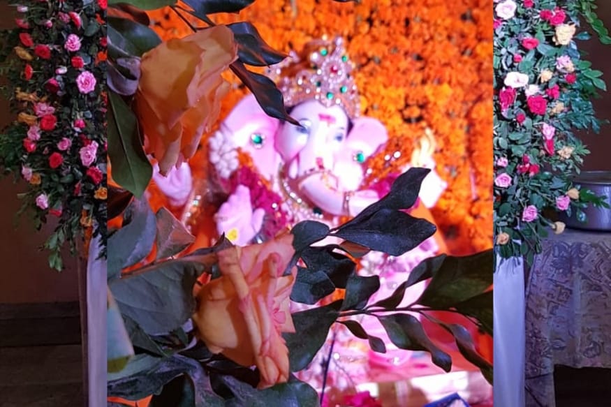 मिठाई आणि गोडधोडाची रेलचेल असते. शिवाय दररोज ताज्या फुलांची आरासही या पाकिस्तानातल्या बाप्पापुढे केली जाते. मिठाई आणि गोडधोडाची रेलचेल असते. शिवाय दररोज ताज्या फुलांची आरासही या पाकिस्तानातल्या बाप्पापुढे केली जाते.