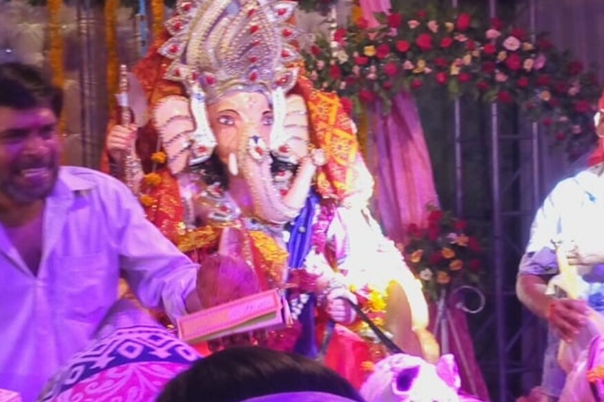 गणेशमठाप्रमाणेच कराचीतल्या स्वामीनारायण मंदिरातही गणपती उत्सव असतो. भव्य गणेशमूर्तीची प्रतिष्ठापना करून सकाळ - संध्याकाळ आरती केली जाते. गणेशमठाप्रमाणेच कराचीतल्या स्वामीनारायण मंदिरातही गणपती उत्सव असतो. भव्य गणेशमूर्तीची प्रतिष्ठापना करून सकाळ - संध्याकाळ आरती केली जाते.