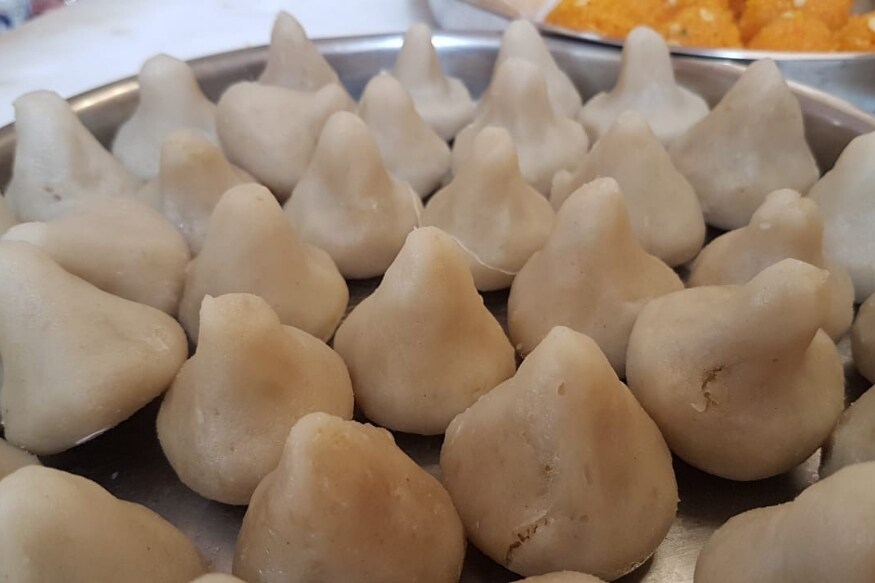 अगदी उकडीचे मोदकही घरोघरी केले जातात. गेली अनेक वर्षं हा सोहळा पाकिस्तानात सुरू आहे. अल्पसंख्य हिंदूंना कशी वागणूक मिळत असेल अशी शंका आपल्या मनात असते. पण कराचीतले विशाल राजपूत सांगतात - त्यांच्या गणेशोत्सवात कधीही अडथळा आलेला नाही. अगदी उकडीचे मोदकही घरोघरी केले जातात. गेली अनेक वर्षं हा सोहळा पाकिस्तानात सुरू आहे. अल्पसंख्य हिंदूंना कशी वागणूक मिळत असेल अशी शंका आपल्या मनात असते. पण कराचीतले विशाल राजपूत सांगतात - त्यांच्या गणेशोत्सवात कधीही अडथळा आलेला नाही.