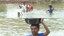 जीव मुठीत धरून शेतकऱ्यांना ओलांडावा लागतो नाला, पस्तीस वर्षांचा जीवघेणा प्रवास