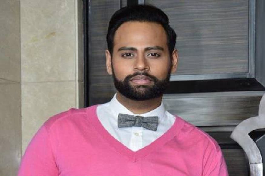 VJ अँडी हा छोट्या पडद्यावरच्या ‘चॅनल V’मध्ये व्हिडिओ जॉकीचं काम करत होता. त्याचं खरं नाव आनंद विजय कुमार असून तो पंजाबी कुटुंबात वाढला. अँडी बिग बॉसच्या सातव्या सीझनमध्ये झळकला होता. समलिंगी असल्याचं जाहीरपणे सांगणाऱ्या मोजक्या सेलेब्रिटींपैकी अँडी हा एक. VJ अँडी हा छोट्या पडद्यावरच्या ‘चॅनल V’मध्ये व्हिडिओ जॉकीचं काम करत होता. त्याचं खरं नाव आनंद विजय कुमार असून तो पंजाबी कुटुंबात वाढला. अँडी बिग बॉसच्या सातव्या सीझनमध्ये झळकला होता. समलिंगी असल्याचं जाहीरपणे सांगणाऱ्या मोजक्या सेलेब्रिटींपैकी अँडी हा एक.