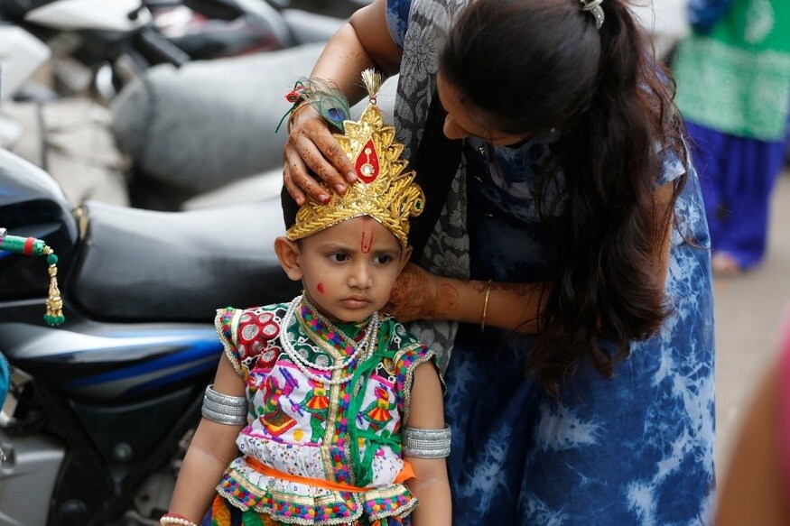 जम्मू - जम्मूमध्ये जन्माष्टमी मोठ्या उत्साहात साजरी केली जाते. लहानग्या श्रीकृष्णाला शाळेत सोडायला आलेली माता यशोदा.(सर्व फोटो सौजन्य - पीटीआय) जम्मू - जम्मूमध्ये जन्माष्टमी मोठ्या उत्साहात साजरी केली जाते. लहानग्या श्रीकृष्णाला शाळेत सोडायला आलेली माता यशोदा.(सर्व फोटो सौजन्य - पीटीआय)