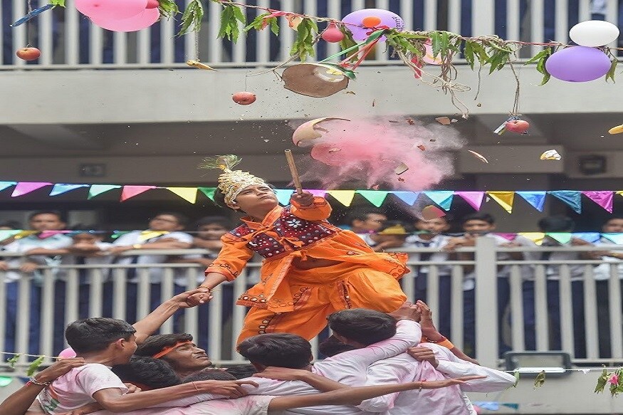 जम्मू - दहीहंडी फोडताना विद्यार्थी. गोकुळाष्टमीच्या पार्श्वभूमीवर हा उत्सव अनेक शाळांमध्ये होत असतो. जम्मू - दहीहंडी फोडताना विद्यार्थी. गोकुळाष्टमीच्या पार्श्वभूमीवर हा उत्सव अनेक शाळांमध्ये होत असतो.