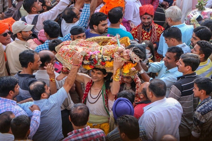 नवी दिल्ली - श्रीकृष्णाचा जन्म झाल्यानंतर त्याला टोपल्यात ठेवून नदी पार करतानाचा प्रसंग सादर करताना. नवी दिल्ली - श्रीकृष्णाचा जन्म झाल्यानंतर त्याला टोपल्यात ठेवून नदी पार करतानाचा प्रसंग सादर करताना.