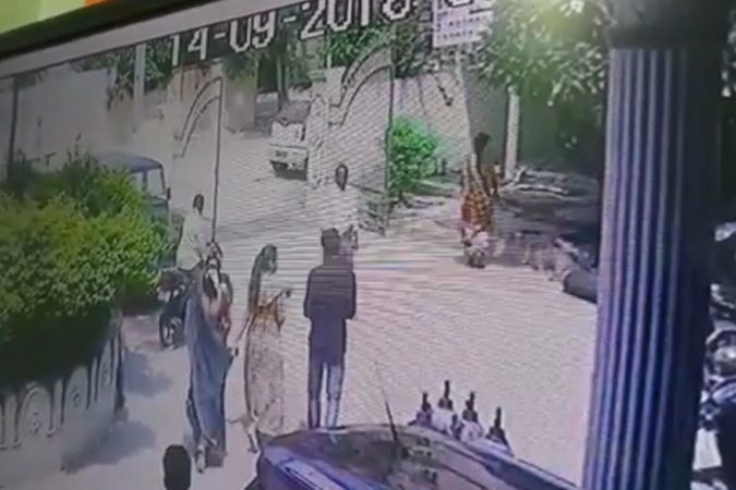 आज सकाळी पाच महिन्याची गर्भवती असलेल्या पत्नी अमृताला घेऊन स्थानिक रुग्णालयात तपासणीसाठी घेऊन जात होता. आज सकाळी पाच महिन्याची गर्भवती असलेल्या पत्नी अमृताला घेऊन स्थानिक रुग्णालयात तपासणीसाठी घेऊन जात होता.