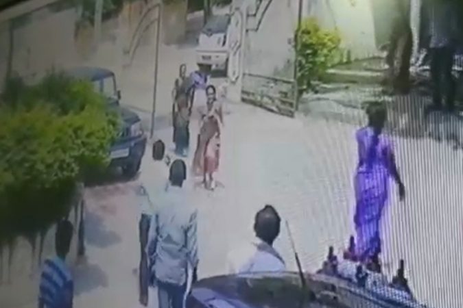 हल्ला करणारा हल्लेखोर तेथून पळून गेला. स्थानिकांनी धावाधाव करून पोलिसांना बोलावलं. पोलिसांनी घटनास्थळी दाखल झाले आणि पंचनामा केला. हल्ला करणारा हल्लेखोर तेथून पळून गेला. स्थानिकांनी धावाधाव करून पोलिसांना बोलावलं. पोलिसांनी घटनास्थळी दाखल झाले आणि पंचनामा केला.
