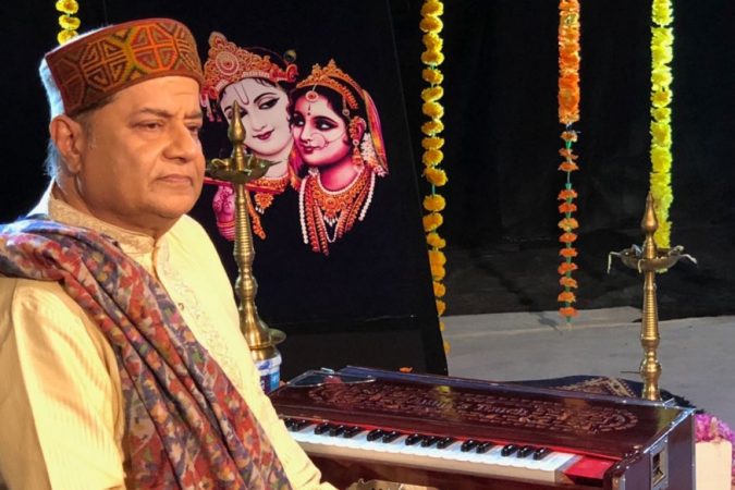 अनूप हे सर्वात महागडे स्पर्धक तर आहेतच शिवाय आतापर्यंत बिग बॉसच्या घरात राहणारे सर्वात वयोवृद्ध स्पर्धकही आहेत. अनूज यांचं वय ६५ असून त्यांच्या प्रेयसीचे वय २८ आहे. काही दिवसांपूर्वी अनूप यांनी घरातील इतर सदस्यांसोबत ते खेळीमेळीच्या वातावरणात राहणार असल्याचे सांगितले. त्यांना घरात कोणत्याही प्रकारची भांडणं करायची नाहीत. उलट ते स्पर्धकांना भजन ऐकवून त्यांचे मनोरंजन करतील. अनूप हे सर्वात महागडे स्पर्धक तर आहेतच शिवाय आतापर्यंत बिग बॉसच्या घरात राहणारे सर्वात वयोवृद्ध स्पर्धकही आहेत. अनूज यांचं वय ६५ असून त्यांच्या प्रेयसीचे वय २८ आहे. काही दिवसांपूर्वी अनूप यांनी घरातील इतर सदस्यांसोबत ते खेळीमेळीच्या वातावरणात राहणार असल्याचे सांगितले. त्यांना घरात कोणत्याही प्रकारची भांडणं करायची नाहीत. उलट ते स्पर्धकांना भजन ऐकवून त्यांचे मनोरंजन करतील.