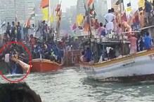 VIDEO: लालबागच्या राजाच्या विसर्जनावेळी कोळ्यांची बोट उलटली VIDEO: लालबागच्या राजाच्या विसर्जनावेळी कोळ्यांची बोट उलटली