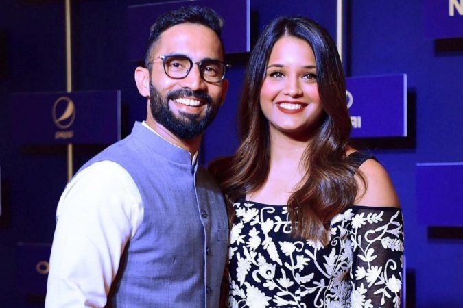 दिनेश कार्तिक- दीपिका पल्लीकल- भारताच फलंदाज आणि यष्टीरक्षक दिनेशने भारताची स्टार स्कॉशपटू दीपिकाशी २०१७ मध्ये लग्न केले. दोघांनी ख्रिश्चन आणि हिंदू पद्धतीने लग्न केले. दिनेश कार्तिक- दीपिका पल्लीकल- भारताच फलंदाज आणि यष्टीरक्षक दिनेशने भारताची स्टार स्कॉशपटू दीपिकाशी २०१७ मध्ये लग्न केले. दोघांनी ख्रिश्चन आणि हिंदू पद्धतीने लग्न केले.