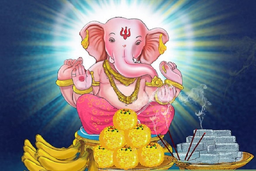 आता विषय आला फळांचा. आपण प्रत्येक पूजेच्या वेळी केळी ठेवतो. तशी ती केळी आपल्या बाप्पालाही आवडतात. पण लक्षात असू द्या की एकेक केळ्याचा नैवेद्य बाप्पाला देण्यापेक्षा केळ्याचा घड ठेवलेला कधीही योग्य. आता विषय आला फळांचा. आपण प्रत्येक पूजेच्या वेळी केळी ठेवतो. तशी ती केळी आपल्या बाप्पालाही आवडतात. पण लक्षात असू द्या की एकेक केळ्याचा नैवेद्य बाप्पाला देण्यापेक्षा केळ्याचा घड ठेवलेला कधीही योग्य.