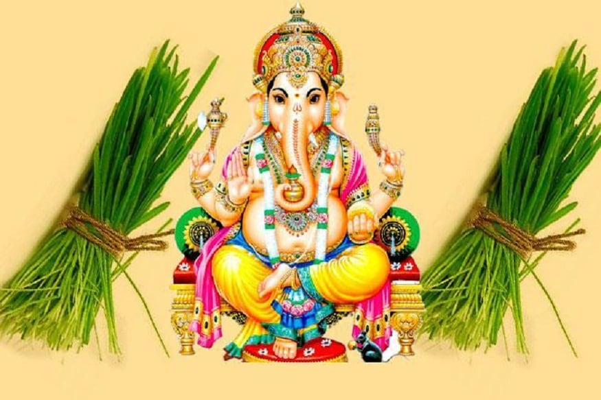 पूजा म्हटलं की सगळ्यात आधी येतात ती म्हणजे फुलं. पण फुलांपेक्षाही गणपती बाप्पाला दुर्वा सगळ्यात जास्त आवडतात. त्यामुळे पूजेच्या वेळी दुर्वा ठेवायला विसरू नका. पूजा म्हटलं की सगळ्यात आधी येतात ती म्हणजे फुलं. पण फुलांपेक्षाही गणपती बाप्पाला दुर्वा सगळ्यात जास्त आवडतात. त्यामुळे पूजेच्या वेळी दुर्वा ठेवायला विसरू नका.