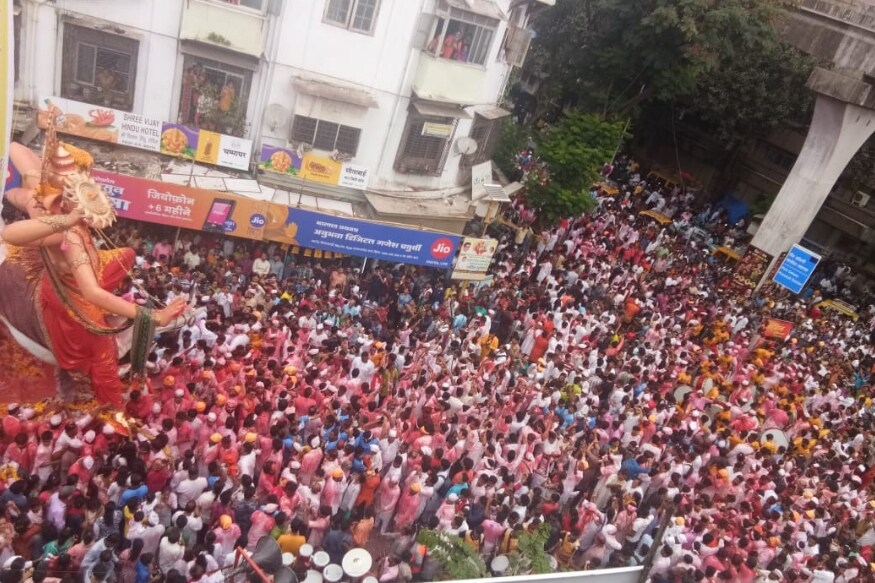 अर्थात सर्वाचं मुख्य लक्ष आहे ते लालबागच्या राजाच्या शाही मिरवणुकीकडे. त्याचबरोबर मुंबईचा राजा गणेशगल्ली, तेजुकाया मेन्शन, नरे पार्क, चिंतामणी, काळाचौकी, रंगारी बदक चाळ या आणि इतर सर्व गणेश मंडळांच्या विसर्जन मिरवणुका तुम्हाला तब्बल २७ विविध कॅमेरांच्या माध्यमातून दाखवणार आहोत, फक्तं न्यूज १८ लोकमतवर.' अर्थात सर्वाचं मुख्य लक्ष आहे ते लालबागच्या राजाच्या शाही मिरवणुकीकडे. त्याचबरोबर मुंबईचा राजा गणेशगल्ली, तेजुकाया मेन्शन, नरे पार्क, चिंतामणी, काळाचौकी, रंगारी बदक चाळ या आणि इतर सर्व गणेश मंडळांच्या विसर्जन मिरवणुका तुम्हाला तब्बल २७ विविध कॅमेरांच्या माध्यमातून दाखवणार आहोत, फक्तं न्यूज १८ लोकमतवर.'
