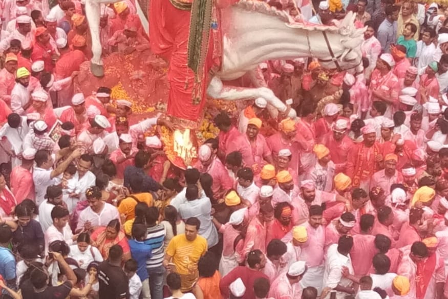 गणेशोत्सवातला सर्वोच्च क्षण आज दिवसभरात याच परीसरात पहायला मिळतील. आणि हे पहाण्यासाठी भाविकांनी अगदी पहाटे पासुनच परीसरात गर्दी केलीय. गणेशोत्सवातला सर्वोच्च क्षण आज दिवसभरात याच परीसरात पहायला मिळतील. आणि हे पहाण्यासाठी भाविकांनी अगदी पहाटे पासुनच परीसरात गर्दी केलीय.