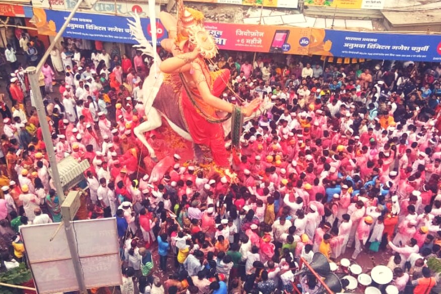 हा निरोप देताना गणेशभक्तांच्या डोळ्यांच्या कडा नक्कीच ओलावतील... पण निरोप जीतका भावपूर्ण आहे तितकाच तो वाजतगाजत आणि जल्लोषात देखील आहे. हा निरोप देताना गणेशभक्तांच्या डोळ्यांच्या कडा नक्कीच ओलावतील... पण निरोप जीतका भावपूर्ण आहे तितकाच तो वाजतगाजत आणि जल्लोषात देखील आहे.