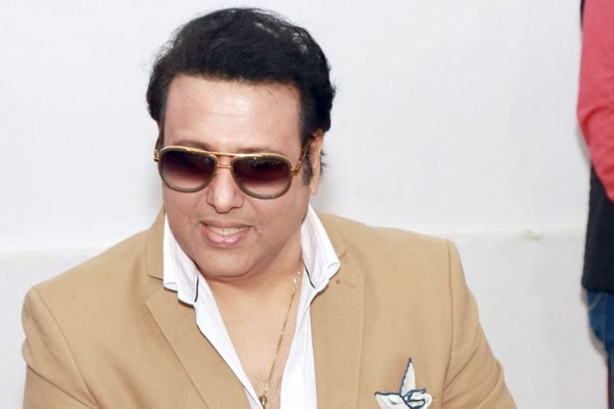 एवढंच नाहीतर वृत्तसंस्था पीटीआयशी संवाद साधताना गोविंदा म्हणाला की, माझ्या सेक्रेटरीने त्यांना एका सिनेमाची आॅफर दिली. पण त्यांनी नकार दिला. गोविंदा आता खूप प्रश्न विचारू लागलाय. सिनेमात त्याला जी भूमिका दिलीये तेवढे त्याने काम करावे असं उत्तर धवन यांनी दिलं. त्यांच्या उत्तरामुळे गोविंदा दुखी झाला. मी या शिखरावर पोहोचेल असा त्यांना विश्वास नव्हता. आता मी धवन यांचा फोन उचलत नाही असंही त्याने सांगितलं. एवढंच नाहीतर वृत्तसंस्था पीटीआयशी संवाद साधताना गोविंदा म्हणाला की, माझ्या सेक्रेटरीने त्यांना एका सिनेमाची आॅफर दिली. पण त्यांनी नकार दिला. गोविंदा आता खूप प्रश्न विचारू लागलाय. सिनेमात त्याला जी भूमिका दिलीये तेवढे त्याने काम करावे असं उत्तर धवन यांनी दिलं. त्यांच्या उत्तरामुळे गोविंदा दुखी झाला. मी या शिखरावर पोहोचेल असा त्यांना विश्वास नव्हता. आता मी धवन यांचा फोन उचलत नाही असंही त्याने सांगितलं.