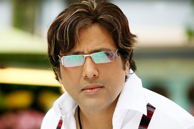 डेविड धवन यांच्यासोबत जेव्हाच काम करणार जेव्हा ते एखाद्या चांगल्या सिनेमाची आॅफर देईल. माझ्या कुटुंबातील सर्वांची इच्छा आहे की आम्ही एकत्र यावं, पण मला याची शक्यता वाटत नाही. डेविड धवन यांच्यासोबत जेव्हाच काम करणार जेव्हा ते एखाद्या चांगल्या सिनेमाची आॅफर देईल. माझ्या कुटुंबातील सर्वांची इच्छा आहे की आम्ही एकत्र यावं, पण मला याची शक्यता वाटत नाही.