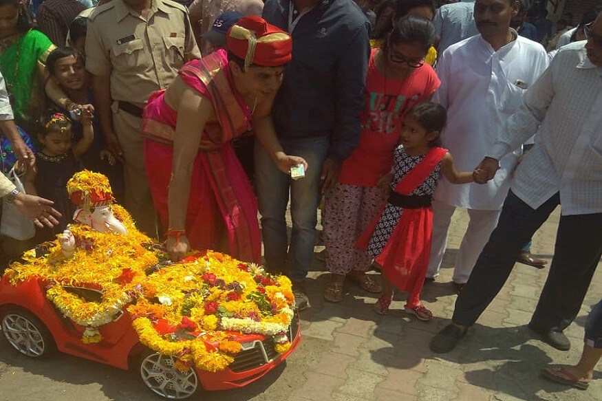 एका पुणेकराने नितीन गडकरी यांच्या बॅटरीवर चालणारऱ्या, इलेक्ट्रिक कार वापरा या आवाहनाला प्रतिसाद देत बाप्पाला या eco friendly कार वर विराजजमान करत निरोप दिला आहे. एका पुणेकराने नितीन गडकरी यांच्या बॅटरीवर चालणारऱ्या, इलेक्ट्रिक कार वापरा या आवाहनाला प्रतिसाद देत बाप्पाला या eco friendly कार वर विराजजमान करत निरोप दिला आहे.
