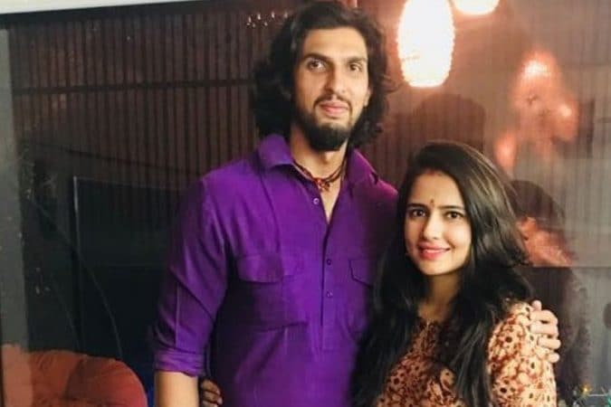 इशांत शर्मा- प्रतिमा सिंह- इशांतने भारताची बास्केटबॉलपटू प्रतिमाशी डिसेंबर २०१६ मध्ये लग्न केले. बास्केटबॉल लिगच्या एका सामन्याला इशांत प्रमुख पाहुणा म्हणून गेला असता त्याची ओळख प्रतिमाशी झाली. इशांत शर्मा- प्रतिमा सिंह- इशांतने भारताची बास्केटबॉलपटू प्रतिमाशी डिसेंबर २०१६ मध्ये लग्न केले. बास्केटबॉल लिगच्या एका सामन्याला इशांत प्रमुख पाहुणा म्हणून गेला असता त्याची ओळख प्रतिमाशी झाली.