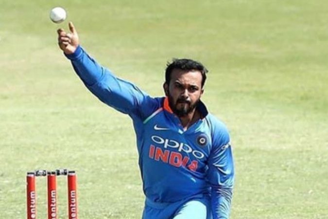 केदार जाधव- अष्टपैलू खेळाडू केदार जाधवही सीएसकेकडून खेळला आहे. आयपीएलच्या सामन्यांदरम्यान धोनी आणि जाधवमध्ये चांगली मैत्री झाली. केदार जाधव- अष्टपैलू खेळाडू केदार जाधवही सीएसकेकडून खेळला आहे. आयपीएलच्या सामन्यांदरम्यान धोनी आणि जाधवमध्ये चांगली मैत्री झाली.
