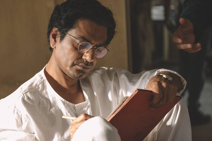 मंटो यांच्या लघुकथांमधून राजकीय, सामाजिक विषय हाताळले गेले आणि फाळणीबद्दलचं दुःखही दिसलं. शेवटपर्यंत स्वतःला मुंबईकर म्हणवून घेणाऱ्या मंटोंना या शहराबद्दल प्रचंड प्रेम होतं. फाळणीनंतर पाकिस्तानात जाण्याच्या निर्णयाबद्दल त्यांना शेवटपर्यंत पश्चात्ताप होत होता. लाहोरमध्ये १९५५ साली ४२व्या वर्षी त्यांचा मृत्यू झाला. मंटो यांच्या लघुकथांमधून राजकीय, सामाजिक विषय हाताळले गेले आणि फाळणीबद्दलचं दुःखही दिसलं. शेवटपर्यंत स्वतःला मुंबईकर म्हणवून घेणाऱ्या मंटोंना या शहराबद्दल प्रचंड प्रेम होतं. फाळणीनंतर पाकिस्तानात जाण्याच्या निर्णयाबद्दल त्यांना शेवटपर्यंत पश्चात्ताप होत होता. लाहोरमध्ये १९५५ साली ४२व्या वर्षी त्यांचा मृत्यू झाला.