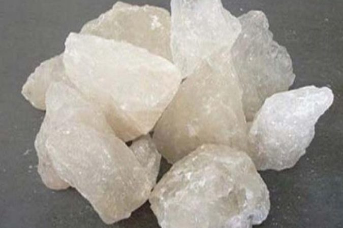 सुरूवातीला तुरटी जखमेवर लावल्यावर थोडा त्रास होईल. मात्र थोड्या वेळाने तुरटीमुळेही अल्सरची वेदना कमी होते. सुरूवातीला तुरटी जखमेवर लावल्यावर थोडा त्रास होईल. मात्र थोड्या वेळाने तुरटीमुळेही अल्सरची वेदना कमी होते.