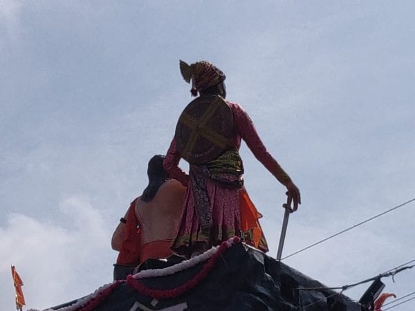 श्रॉफ बिल्डिंग इथं पुष्पवृष्टीसाठी वापरण्यात आलेल्या पुष्प साठवलेल्या बाॅक्सवर छत्रपती शिवाजी महाराज आणि रामदास स्वामी यांची प्रतिकृती उभारण्यात आली होती. जणू शिवरायांच्या हस्तेच बाप्पांवर पुष्पवृष्टी करण्याचा नजारा दिसून आला. श्रॉफ बिल्डिंग इथं पुष्पवृष्टीसाठी वापरण्यात आलेल्या पुष्प साठवलेल्या बाॅक्सवर छत्रपती शिवाजी महाराज आणि रामदास स्वामी यांची प्रतिकृती उभारण्यात आली होती. जणू शिवरायांच्या हस्तेच बाप्पांवर पुष्पवृष्टी करण्याचा नजारा दिसून आला.