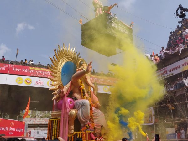 श्रॉफ बिल्डिंग मधून गणपती बाप्पावर पुष्पवृष्टी करण्याची 49 वर्षांची परंपरा आहे . यावर्षी 600 किलो फुलं या पुष्पवृष्टीसाठी आणली होती. श्रॉफ बिल्डिंग मधून गणपती बाप्पावर पुष्पवृष्टी करण्याची 49 वर्षांची परंपरा आहे . यावर्षी 600 किलो फुलं या पुष्पवृष्टीसाठी आणली होती.