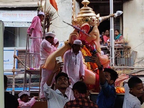बाप्पा एक सेल्फी फ्लिज...लालबागचा राजा जेव्हा मार्गस्थ निघाला होता तेव्हा आपल्या लाडक्या राजाचा फोटो साठवून घेण्यासाठी अनेकांचे मोबाईल उचावले होते.. बाप्पा एक सेल्फी फ्लिज...लालबागचा राजा जेव्हा मार्गस्थ निघाला होता तेव्हा आपल्या लाडक्या राजाचा फोटो साठवून घेण्यासाठी अनेकांचे मोबाईल उचावले होते..