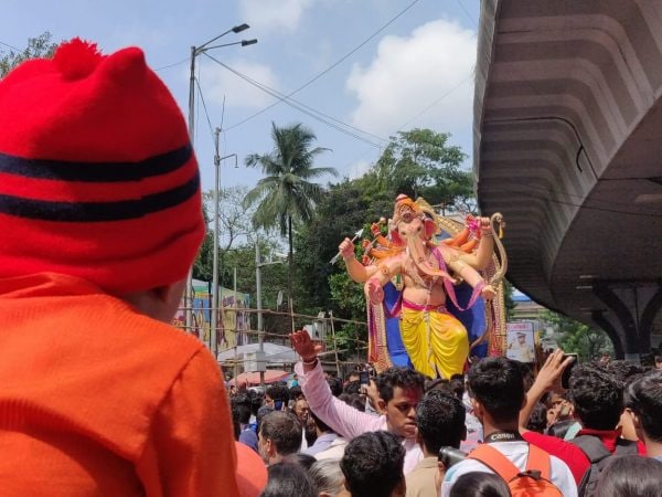 मुंबईत विसर्जनाचं वैशिष्ट्य म्हणजे मोठे गणपती...अशाच गणरायांना पाहण्यासाठी लालबाग परळ, वरळी, गिरगाव भागात मोठ्या प्रमाणात गणेशभक्तांचा पूर आला होता. याच गर्दी वडिलांच्या खांद्यावर बसून बाप्पांचं मनमोहक रूप पाहताना चिमुरडा... मुंबईत विसर्जनाचं वैशिष्ट्य म्हणजे मोठे गणपती...अशाच गणरायांना पाहण्यासाठी लालबाग परळ, वरळी, गिरगाव भागात मोठ्या प्रमाणात गणेशभक्तांचा पूर आला होता. याच गर्दी वडिलांच्या खांद्यावर बसून बाप्पांचं मनमोहक रूप पाहताना चिमुरडा...