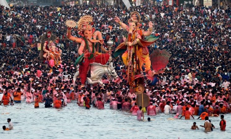 गिरगाव चौपाटीवर पोहोचल्यानंतर भक्तांच्या उत्साहाला उधाण येतं...अलोट गर्दी आणि बाप्पाचा जयघोषाने आसमंत दुमदुमून जातं गिरगाव चौपाटीवर पोहोचल्यानंतर भक्तांच्या उत्साहाला उधाण येतं...अलोट गर्दी आणि बाप्पाचा जयघोषाने आसमंत दुमदुमून जातं