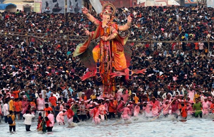 गणपती बाप्पा मोरया...पुढच्या वर्षी लवकरच या...अशी आर्जव हाक देत गणेशभक्तांनी आपल्या लाडक्या बाप्पाला निरोप दिला...हा क्षण गिरगाव चौैपाटीवर 'याची देही याचा डोळा' असाच होता... गणपती बाप्पा मोरया...पुढच्या वर्षी लवकरच या...अशी आर्जव हाक देत गणेशभक्तांनी आपल्या लाडक्या बाप्पाला निरोप दिला...हा क्षण गिरगाव चौैपाटीवर 'याची देही याचा डोळा' असाच होता...