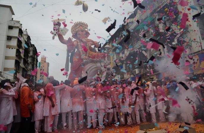 गणेश गल्लीच्या राजाची शान काही वेगळीच असते...जेव्हा राजा मंडळातून निघाला तेव्हा ठिकठिकाणी त्यांचं जल्लोष स्वागत करून निरोप देण्यात आला... गणेश गल्लीच्या राजाची शान काही वेगळीच असते...जेव्हा राजा मंडळातून निघाला तेव्हा ठिकठिकाणी त्यांचं जल्लोष स्वागत करून निरोप देण्यात आला...