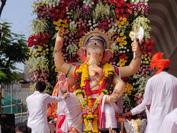 मुंबईत गणेश विसर्जनाची रंगत काही औरच असते. लालबागचा राजा, गणेश गल्लीचा राजासह अनेक मोठ मोठ्या गणपतीची शाही विसर्जन मिरवणूक खास असते. मुंबईत गणेश विसर्जनाची रंगत काही औरच असते. लालबागचा राजा, गणेश गल्लीचा राजासह अनेक मोठ मोठ्या गणपतीची शाही विसर्जन मिरवणूक खास असते.