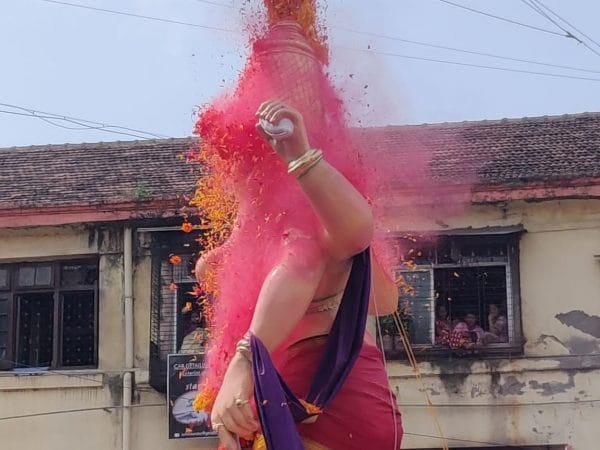 अनेक ठिकाणी गणपतींवर पुष्पवृष्टी करत असताना दोन्ही कडील इमारतीमधील लोकांनी एकच गर्दी केली होती. अनेक ठिकाणी गणपतींवर पुष्पवृष्टी करत असताना दोन्ही कडील इमारतीमधील लोकांनी एकच गर्दी केली होती.